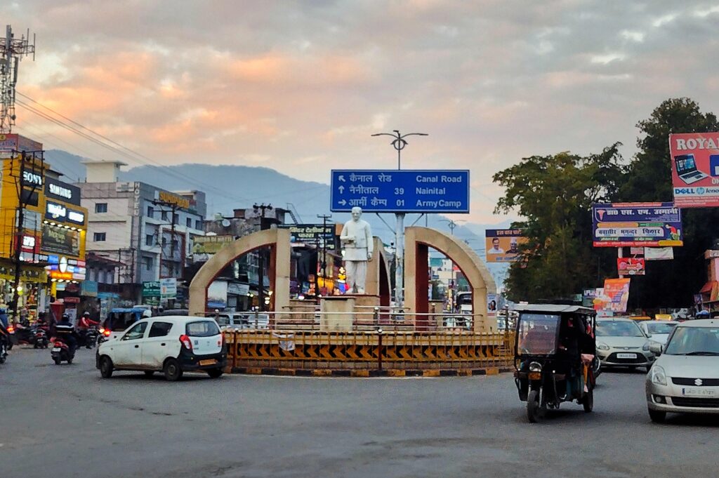 Top 10 Attractions in Haldwani Haldwani is a beautiful city in Uttarakhand, known as the Gateway to Kumaon. It offers a blend of natural beauty, modern amenities, and easy access to the Himalayan destinations of Kumaon.